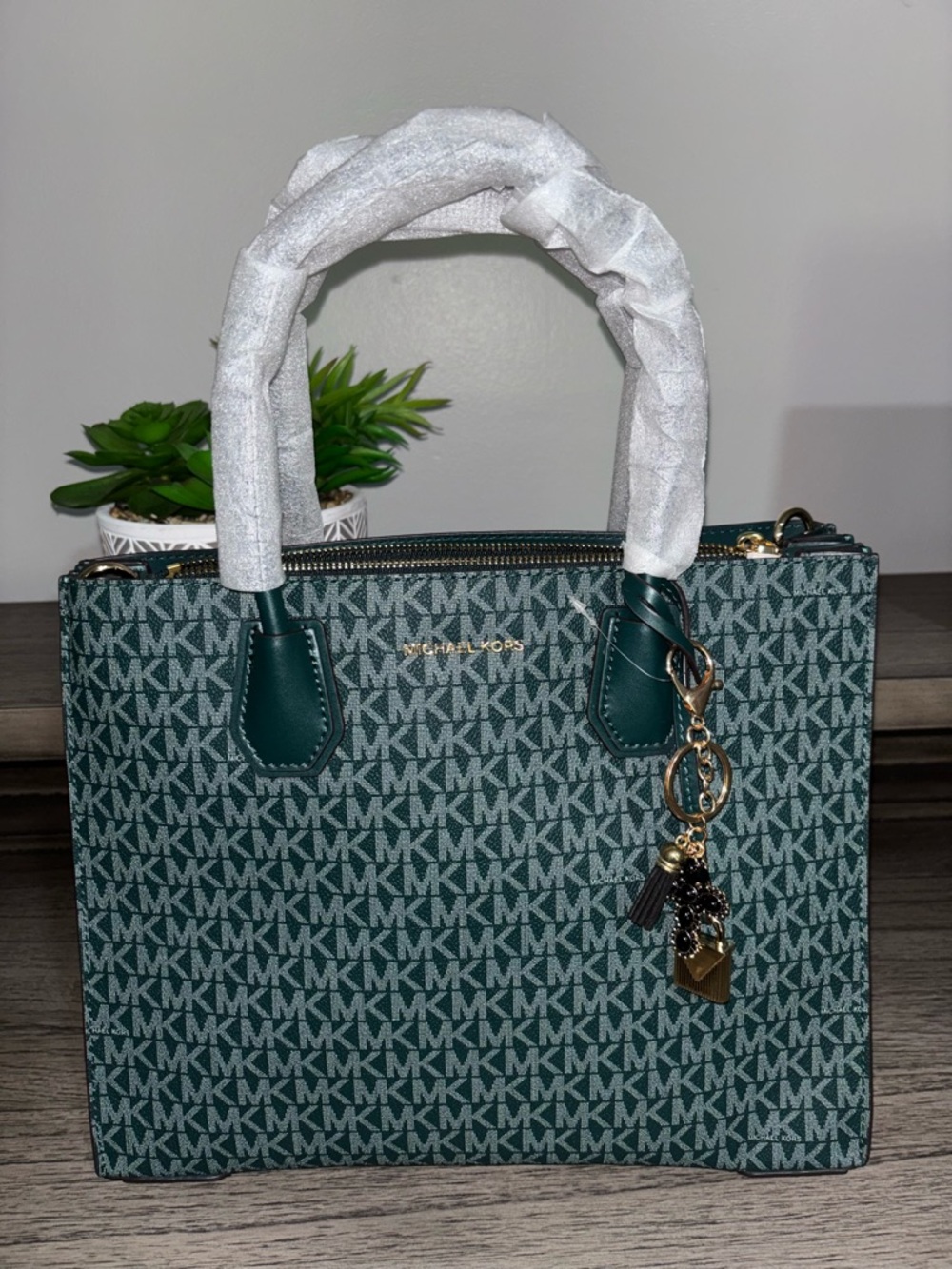 Michael Kors Green Monogram Satchel with Matching Pouch & Cross Bag Charm New - Picture 12 of 13